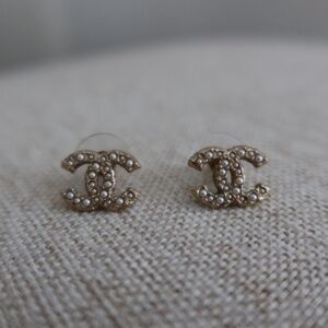 Chanel CC Earrings in Gold Metal and White Pearls